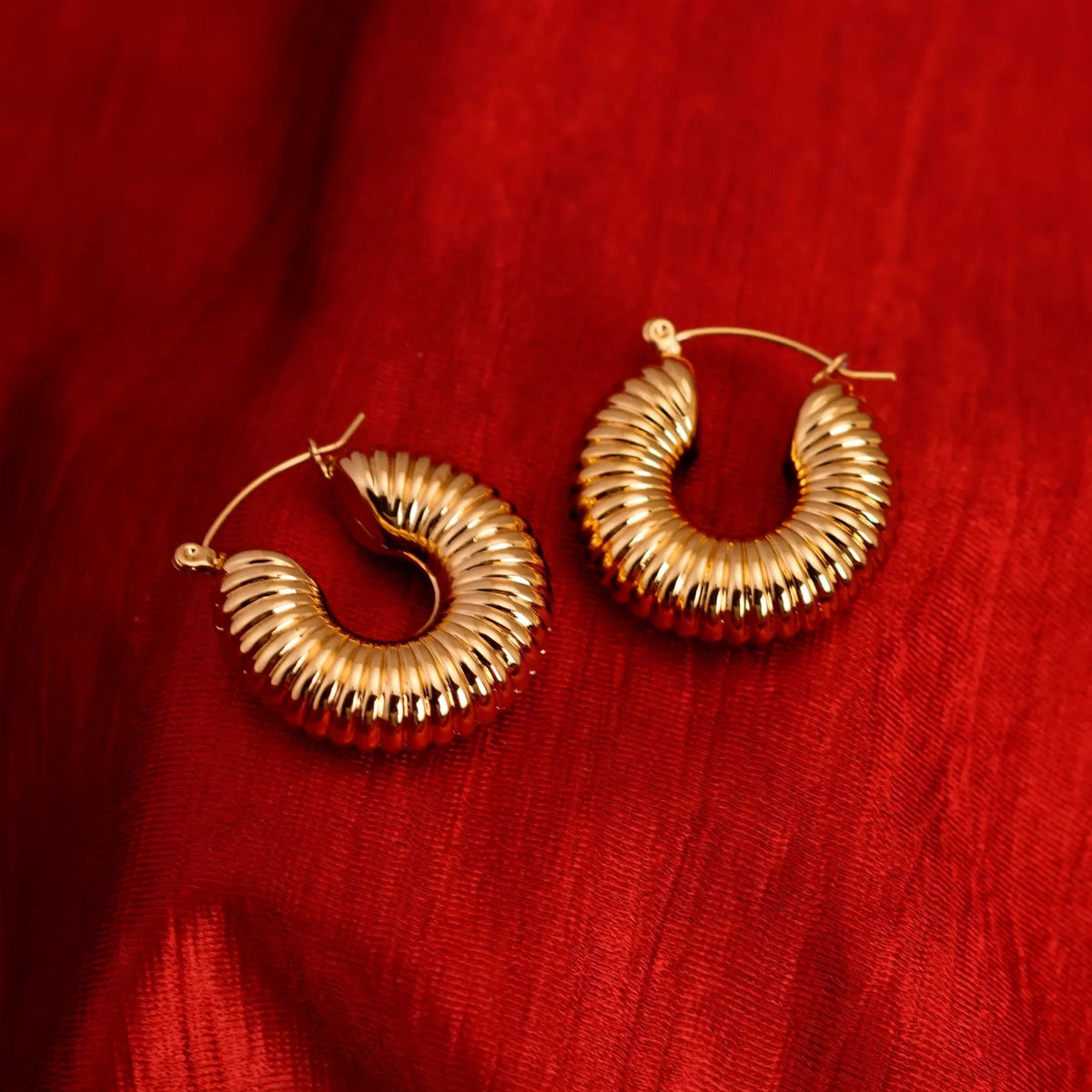 Smara Geometric Thread Round Earrings