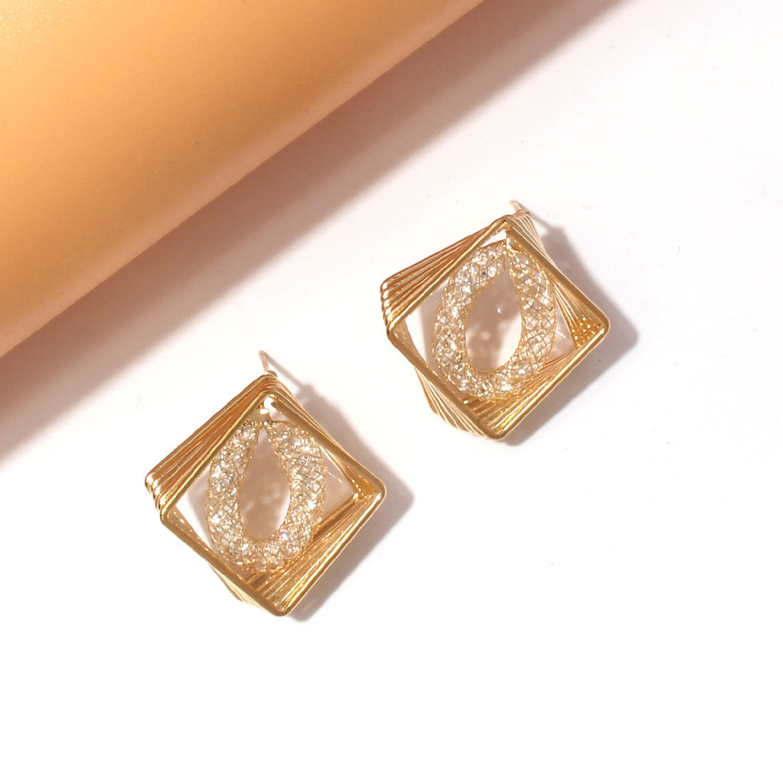 Smara Wire Hollow Zircon Earrings