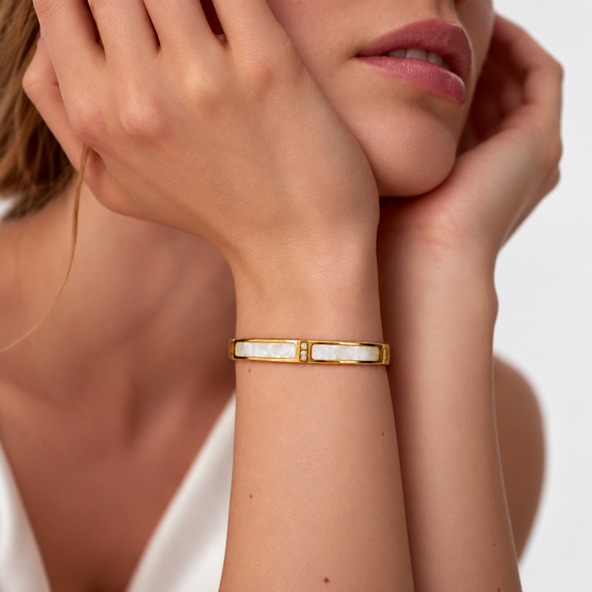 Smara Ocean White Shell Bangle