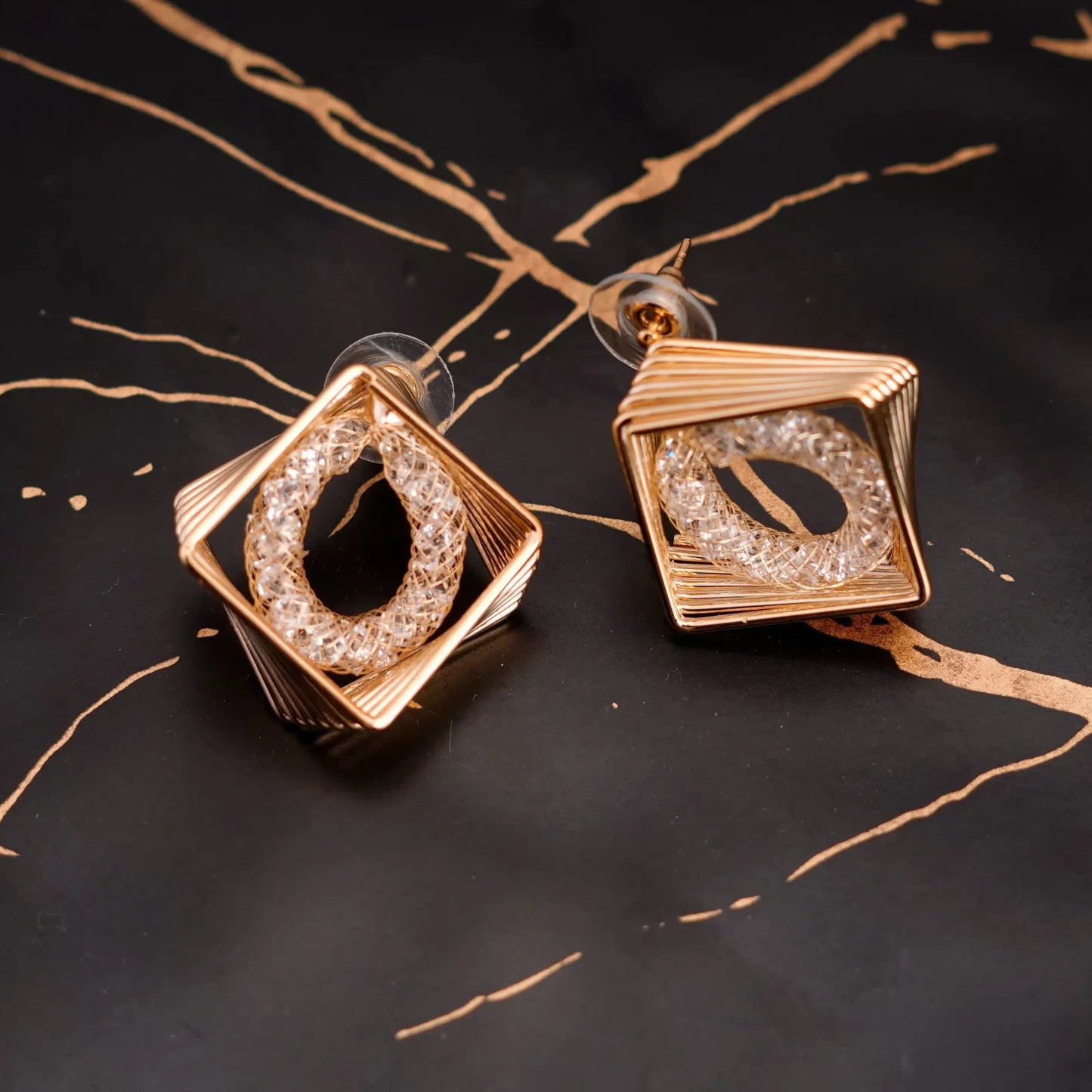 Smara Wire Hollow Zircon Earrings