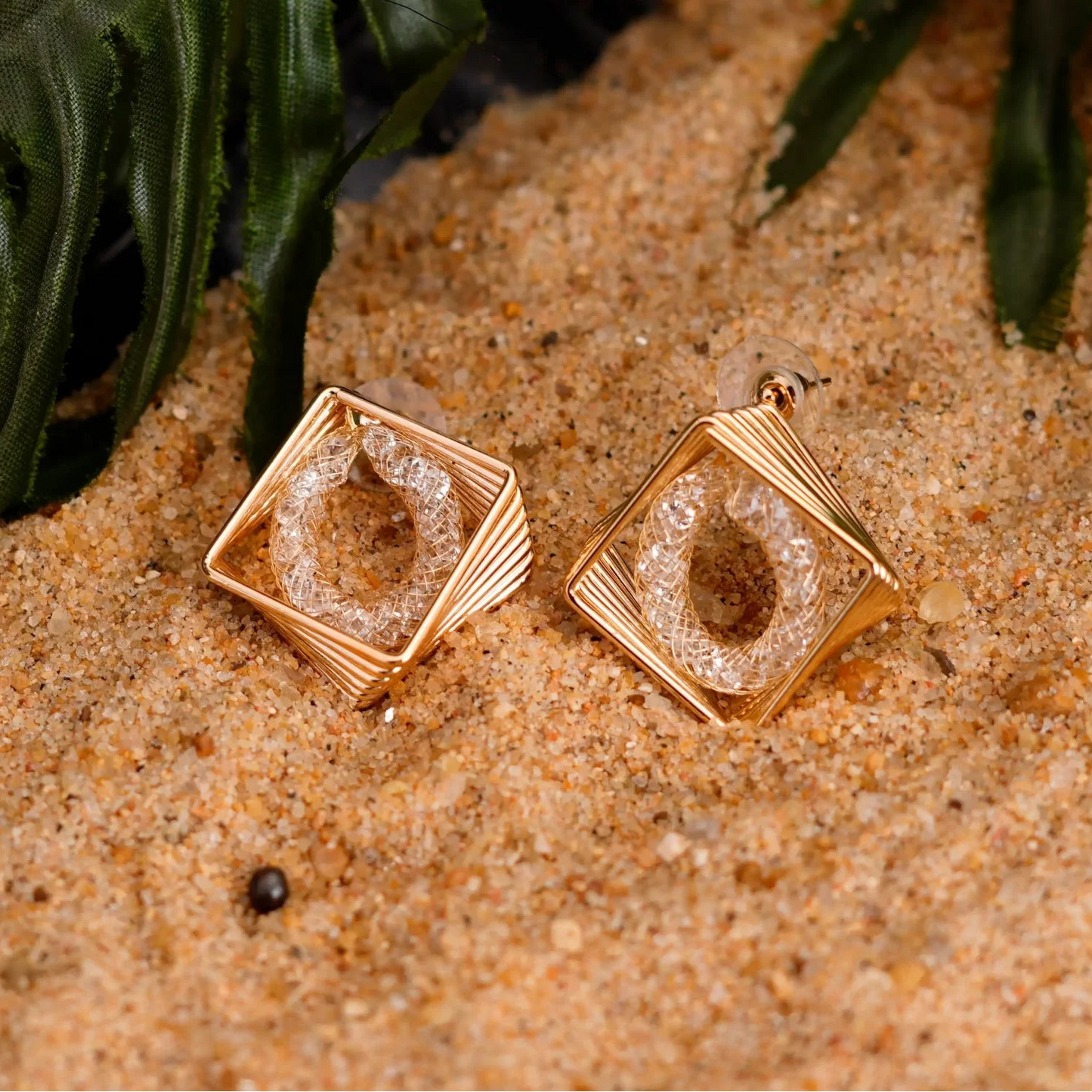 Smara Wire Hollow Zircon Earrings