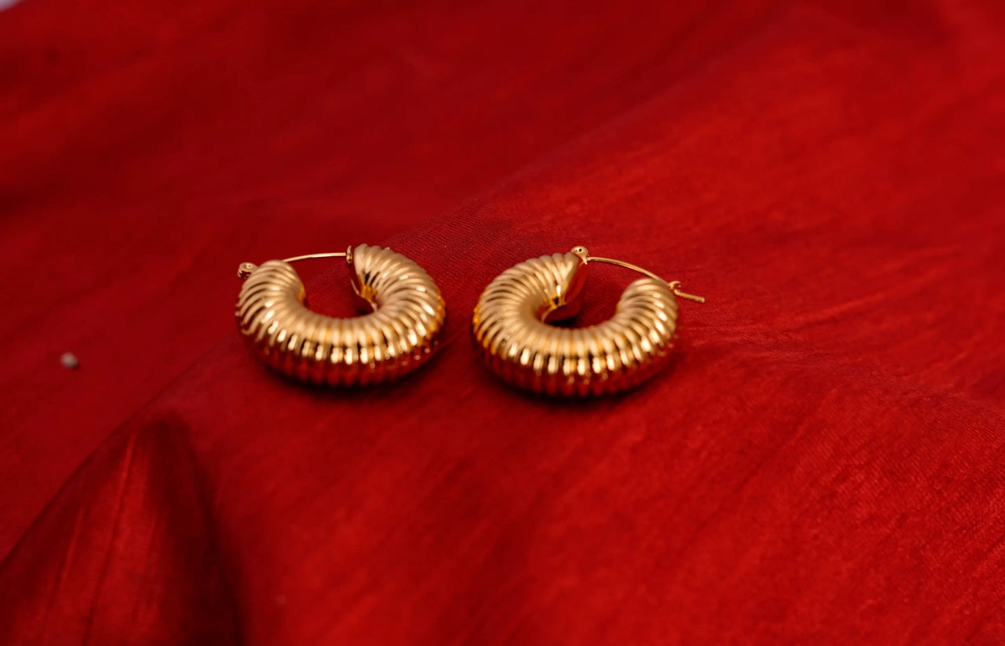 Smara Geometric Thread Round Earrings
