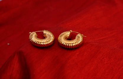 Smara Geometric Thread Round Earrings