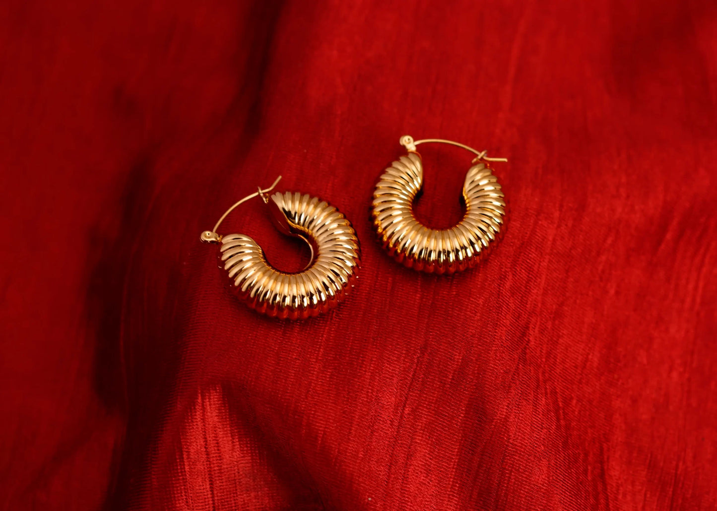 Smara Geometric Thread Round Earrings