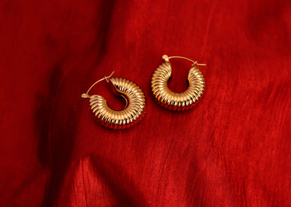 Smara Geometric Thread Round Earrings