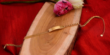 Smara Glossy Curved Necklace