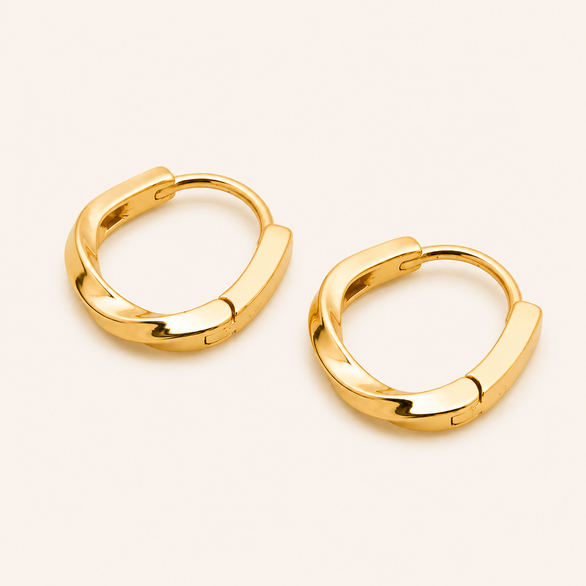 Smara 18K Gold Plated Huggie Hoop Earrings