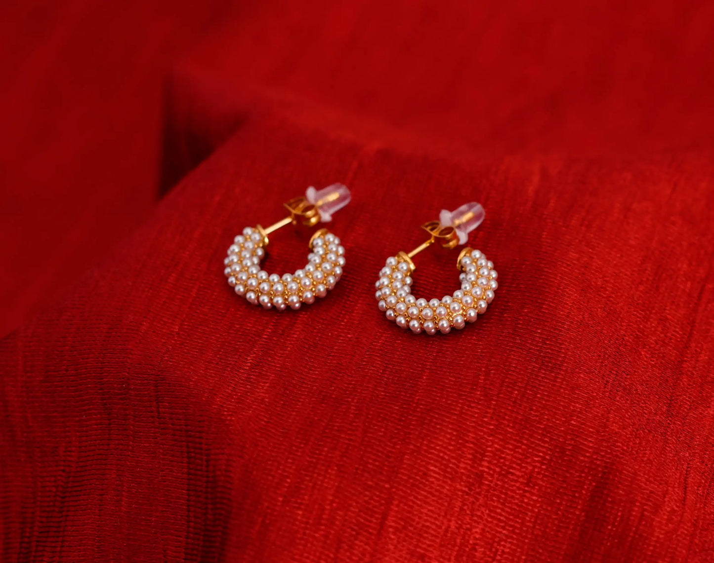 Smara C-shaped pearl earrings