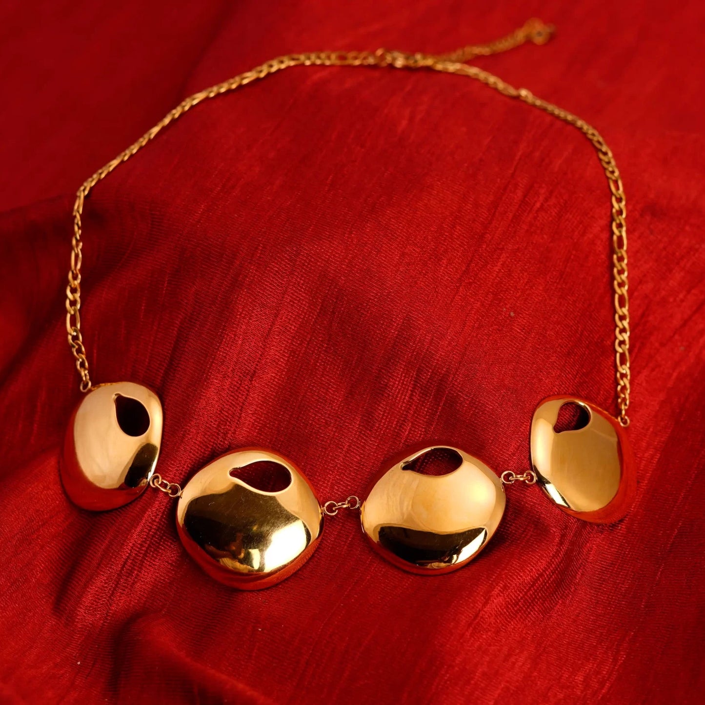 Smara Royal Gold Plated Notched Round Necklace