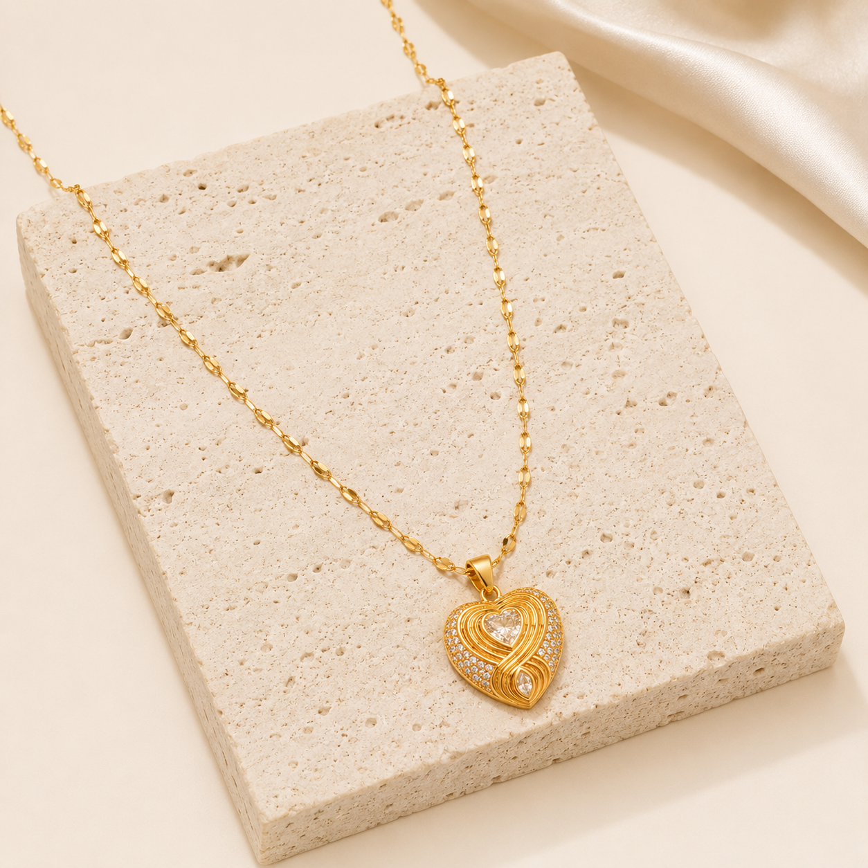 Smara Zirconium Love Pendant Necklace