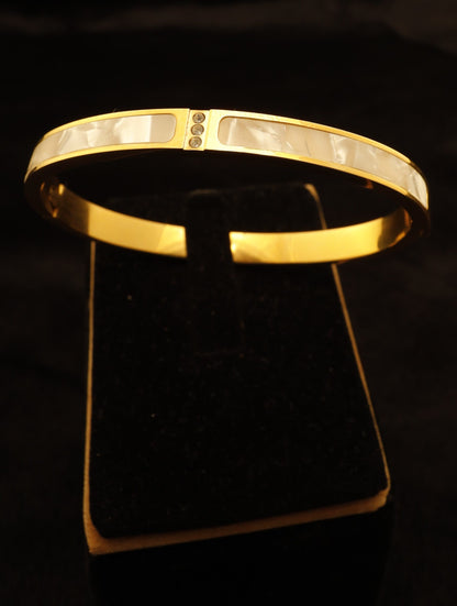 Smara Ocean White Shell Bangle