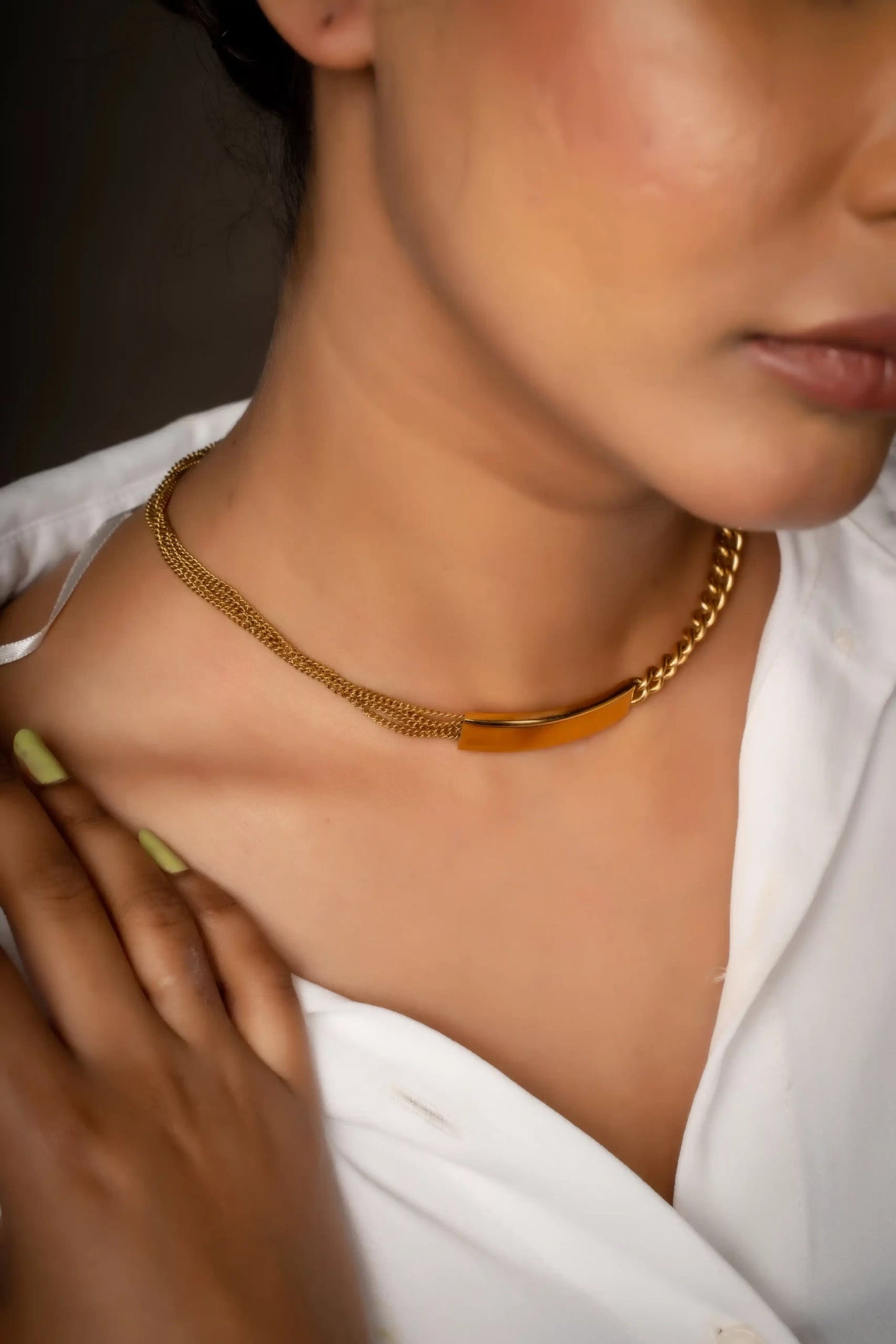 Smara Glossy Curved Necklace
