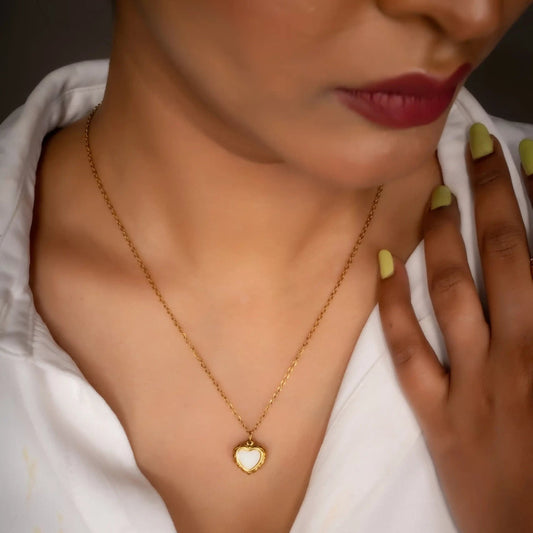 Smara Shell Heart Necklace