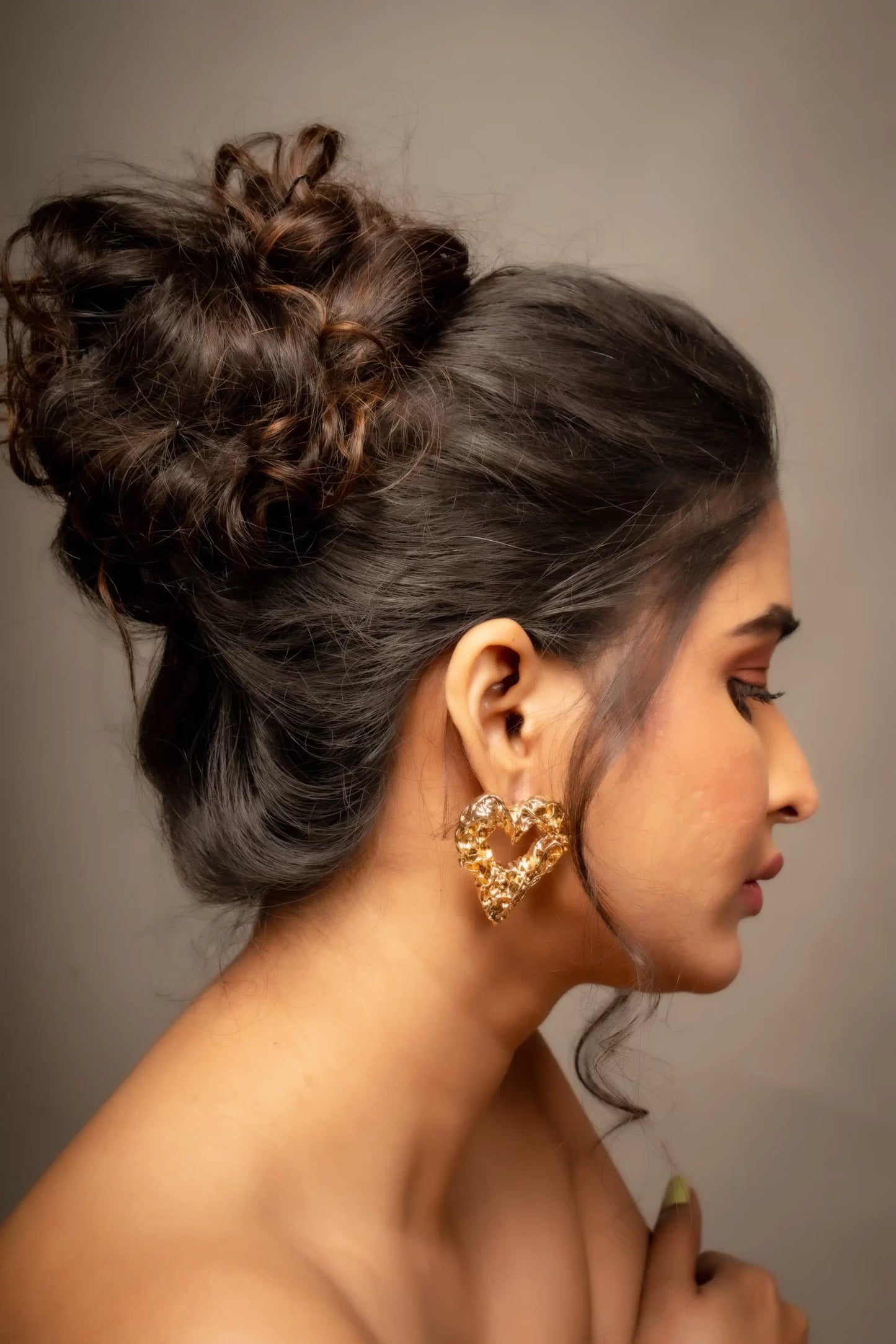 Smara Folded Hollow Heart Earrings