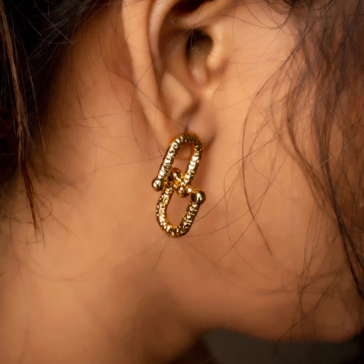 Smara u-shape connector earrings