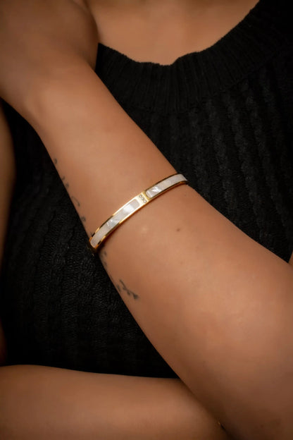 Smara Ocean White Shell Bangle