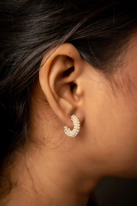 Smara C-shaped pearl earrings