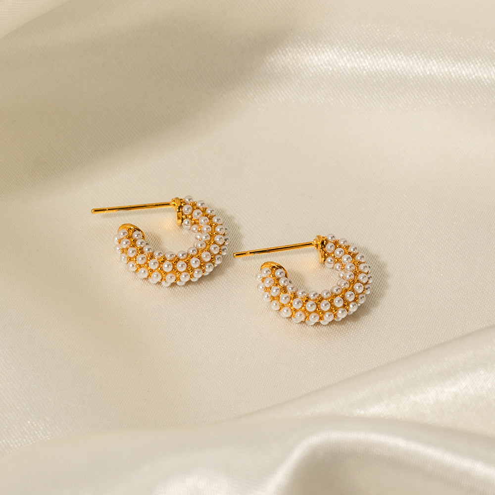 Smara C-shaped pearl earrings