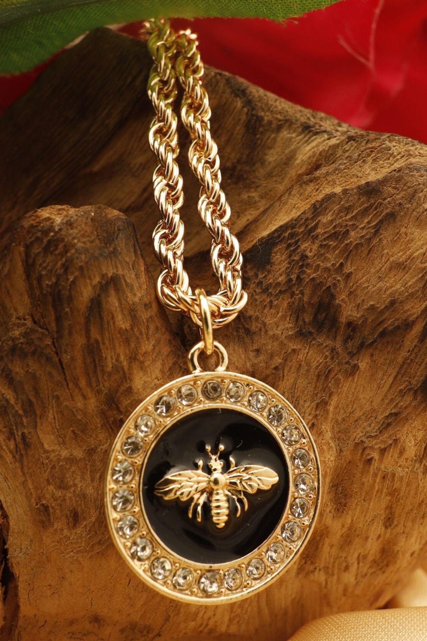 Smara Humblebee Necklace