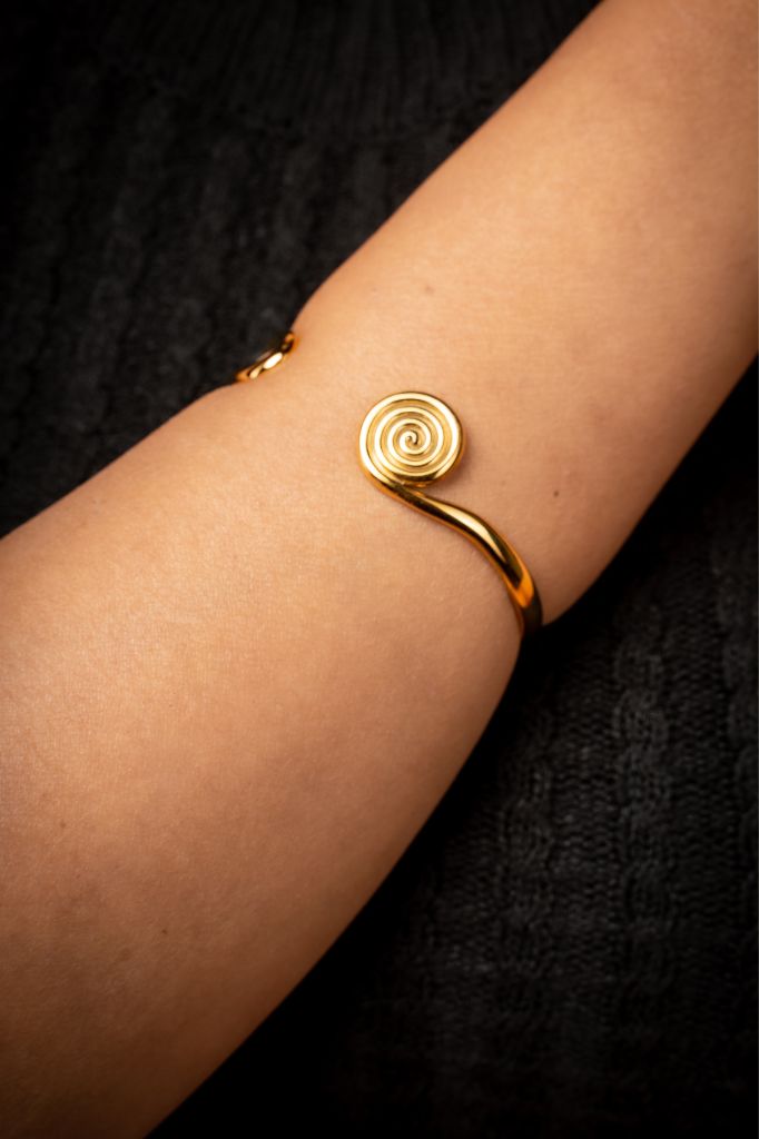 Smara 18k gold plated Asymmetrical Bracelet