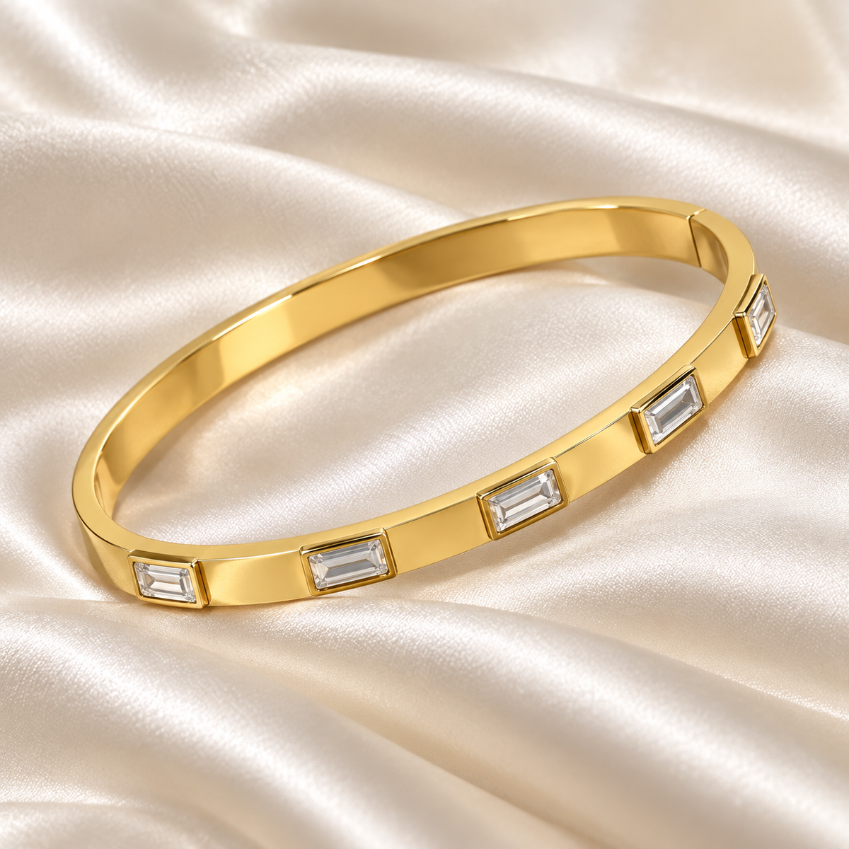 Smara Exclusive cubic zirconia Bangle (White)